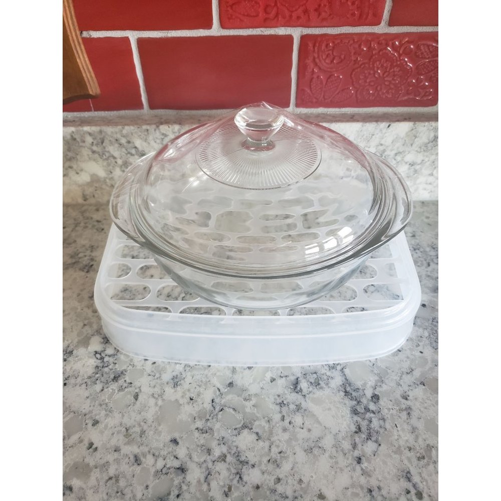 Vintage Pyrex glass baking dish with lid
